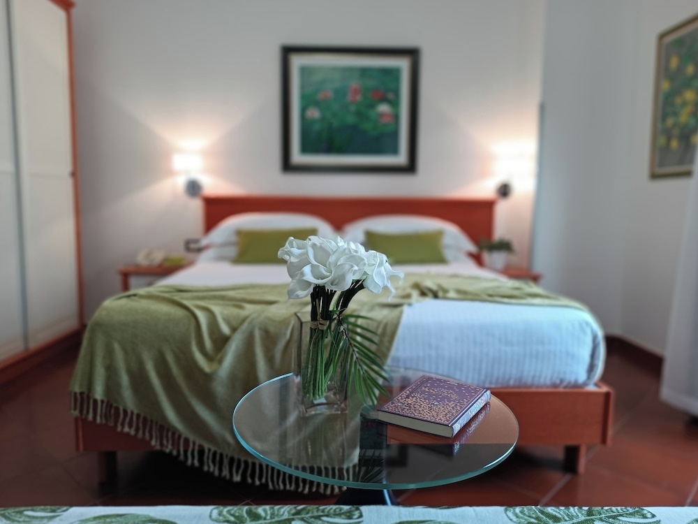 Comfort Room, 1 Queen Bed, Non Smoking, Balcony (Converts to 2 Twin Beds) photo 2