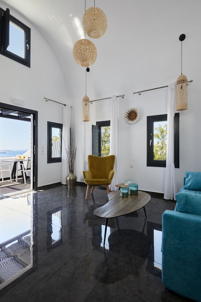 Elegant Suite with outdoor heated private Jacuzzi - Photo 15