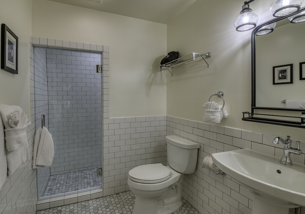 Standard Studio Suite, Private Bathroom (Spooks, Ghosts and Goblins) photo 3