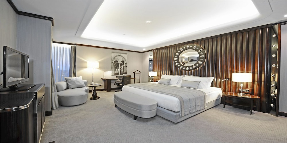 Standard Room, 1 King Bed, Club Lounge Access (High Floor) - Photo 1