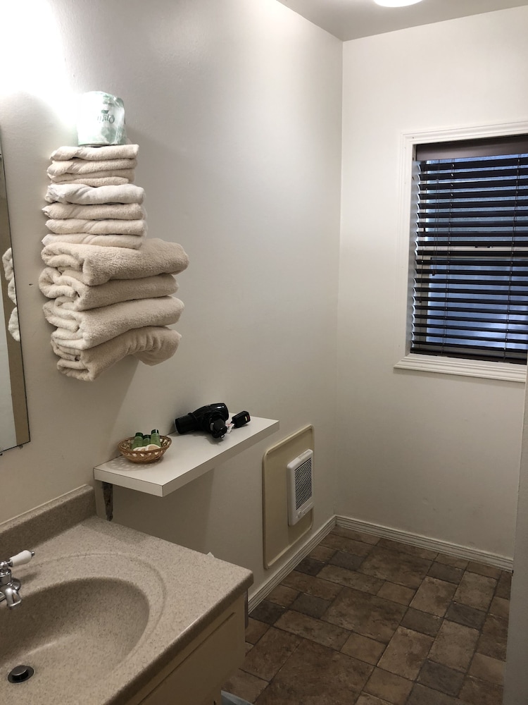 Standard Room, 1 King Bed photo 3