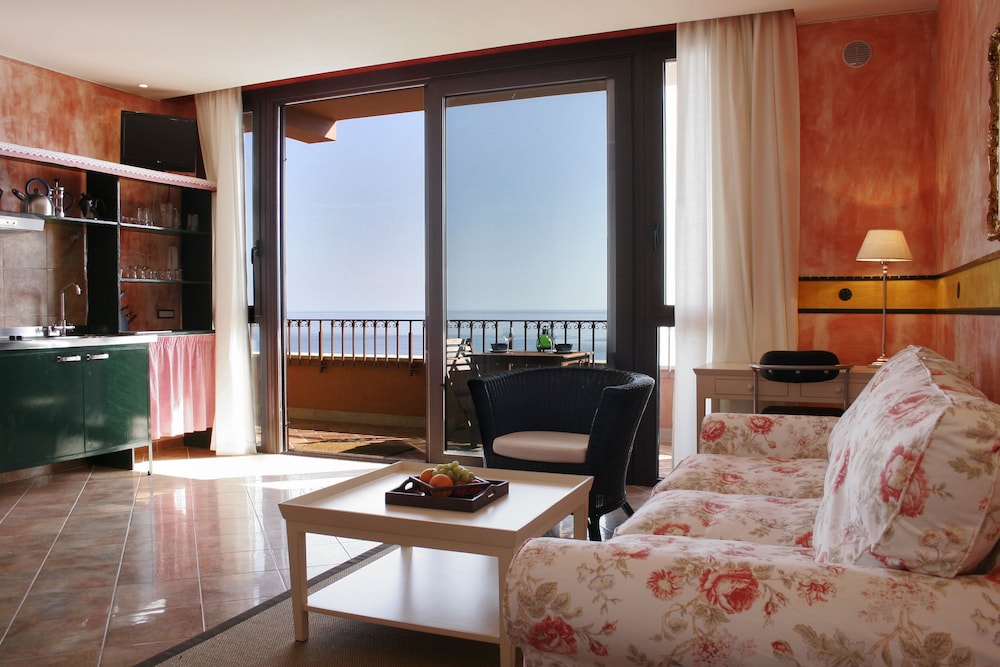 Deluxe Studio Suite, 1 Queen Bed, Sea View - Photo 1