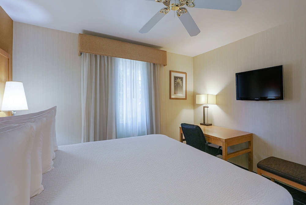 Suite, 1 King Bed, Non Smoking - Photo 3