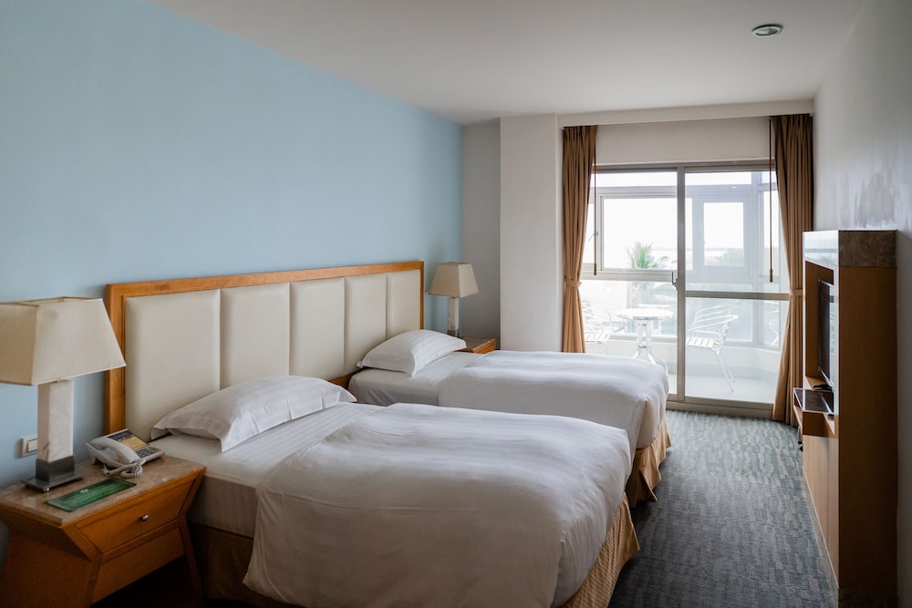 Deluxe Double Room w/ balcony - Photo 2