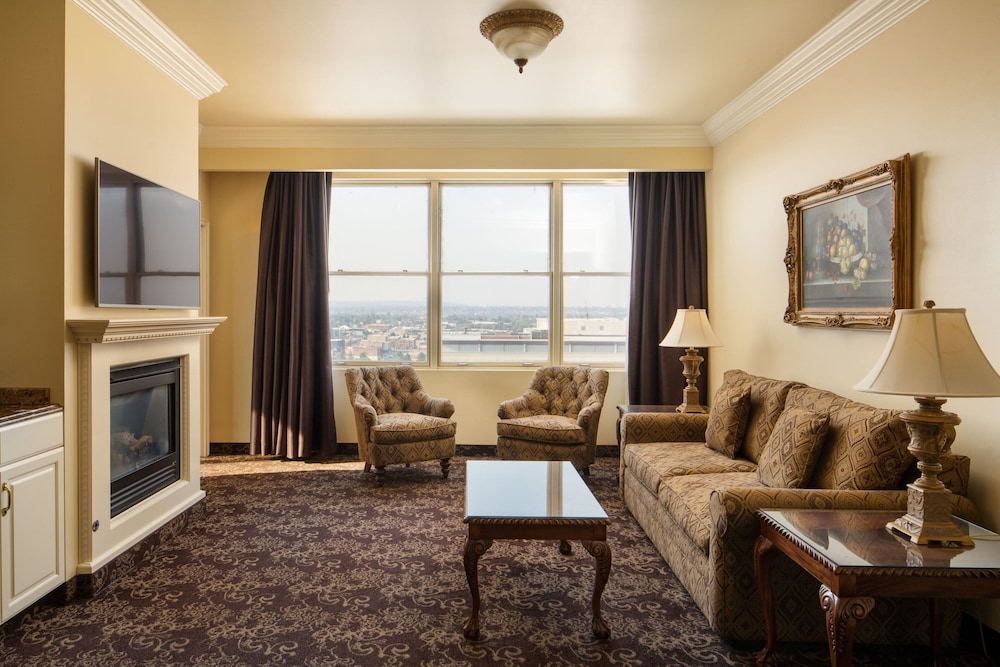 Junior Suite, 1 King Bed with Sofa bed, Corner thumbnail 5
