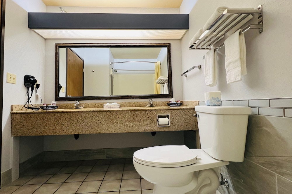 Luxury Suite, 1 King Bed, SPA Bath, Non-Smoking - Photo 8