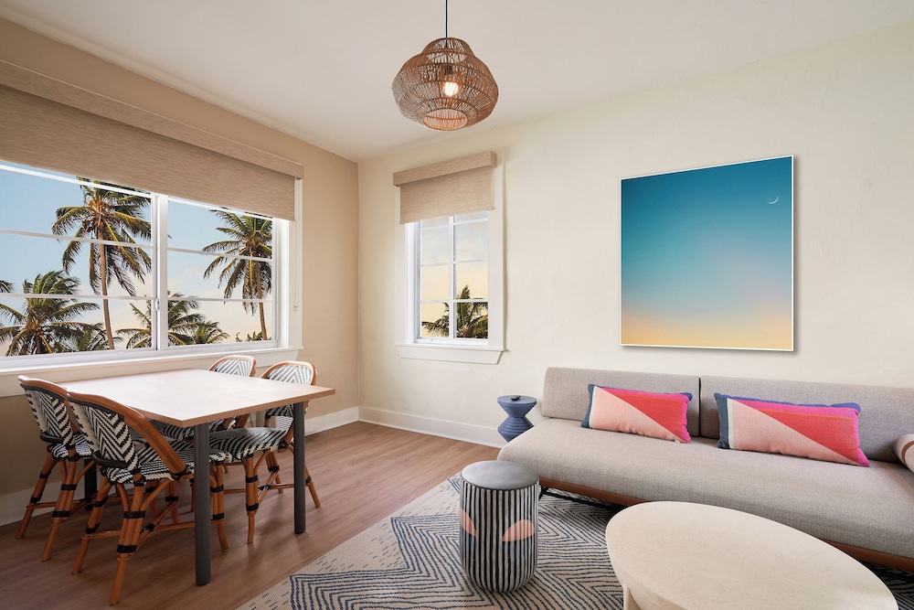 Presidential Suite, Kitchenette thumbnail 6