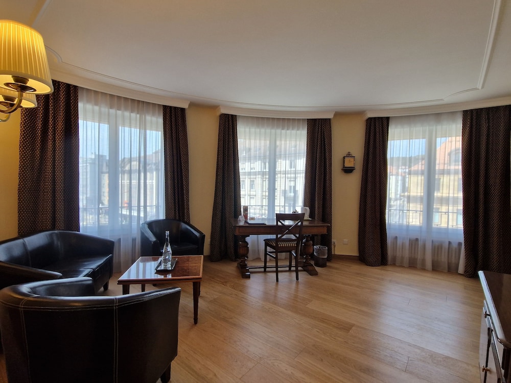 Junior Suite, 1 Queen Bed - Photo 3