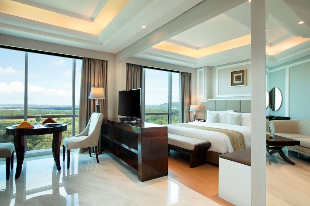 Grand Suite, 1 King Bed, Non Smoking (Lake) photo 3