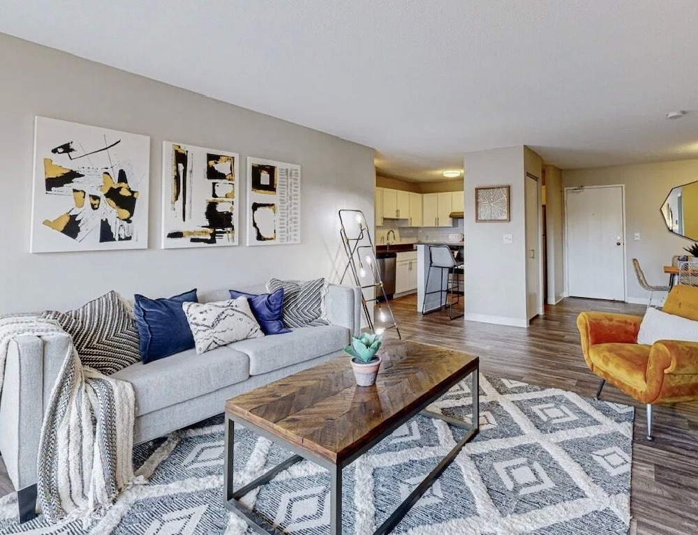 Executive Condo, 2 Bedrooms, Non Smoking, City View photo 1
