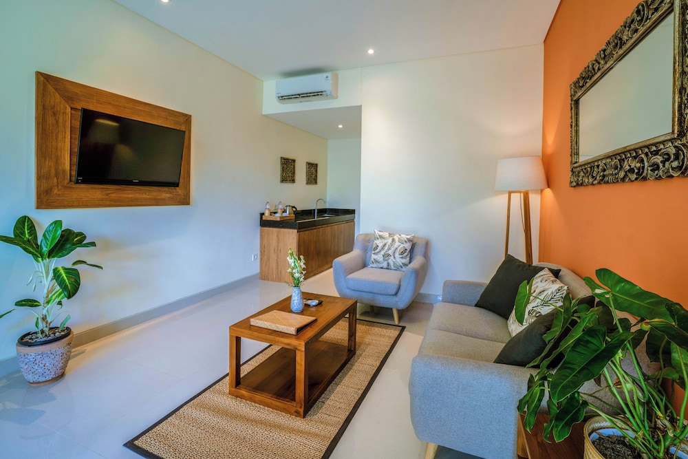 Suite, Pool View - Photo 7