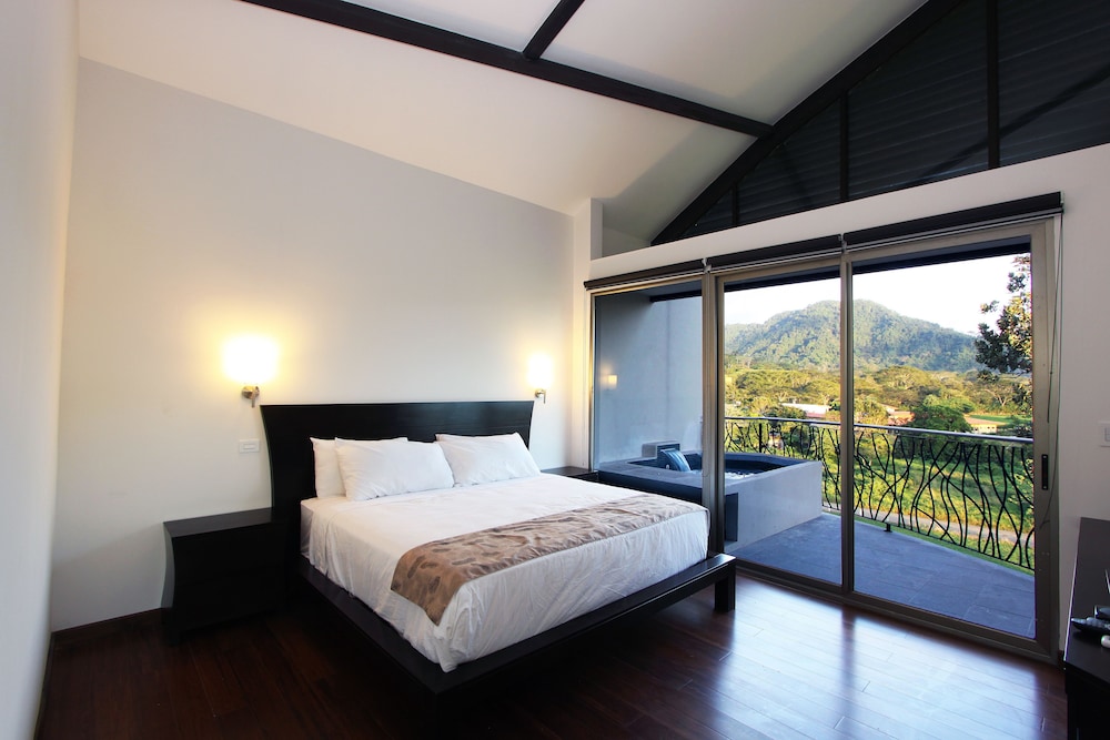 Atlantic Ocean Penthouse, 3 Bedrooms, 3 Bathrooms, Kitchen & 1 plunge pool