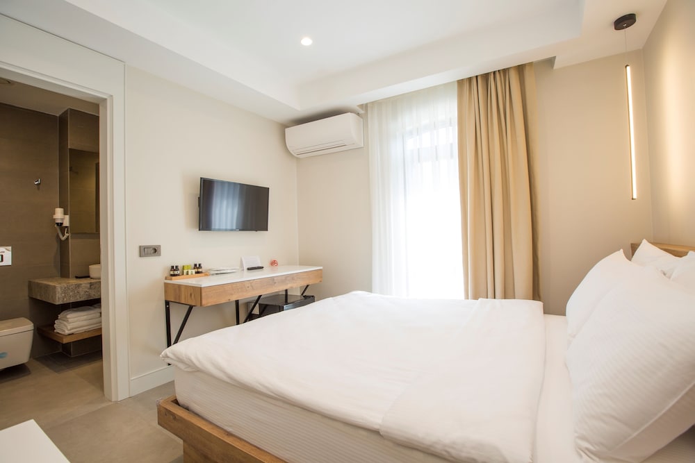 Basic Room, 1 Queen Bed, Non Smoking, City View