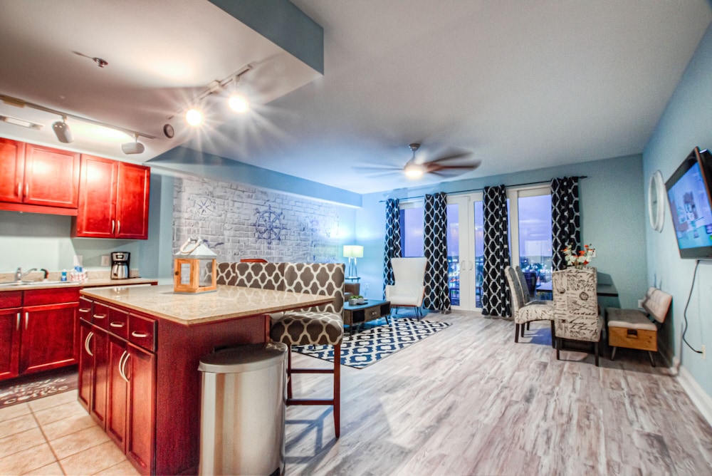 Condo, 1 Bedroom, Balcony, Lake View (735)