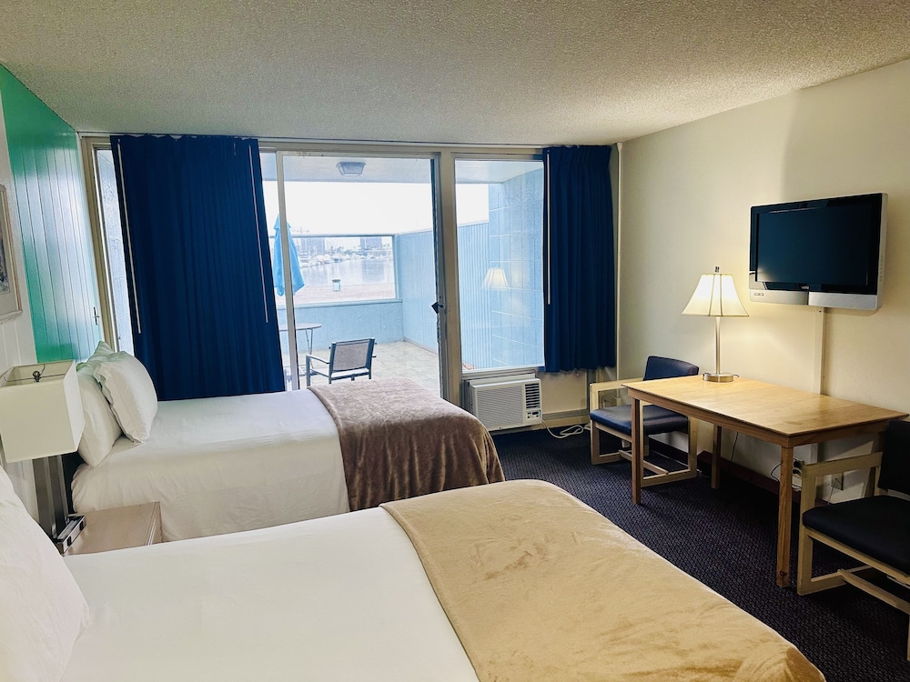 Comfort Room, 2 Double Beds, Patio, Marina View photo 1