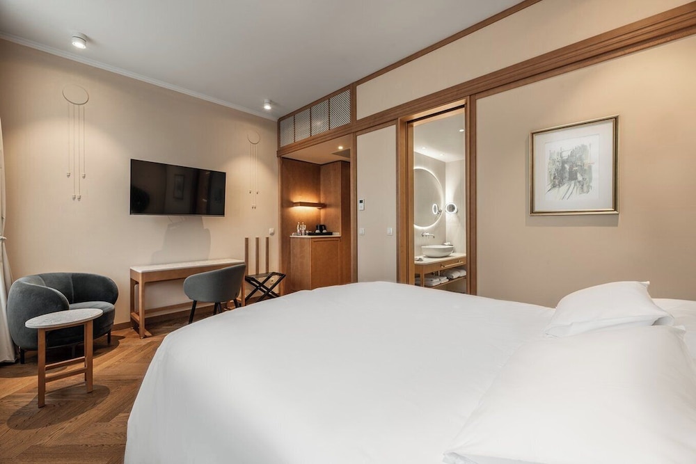 Comfort Room (Superior) - Photo 2
