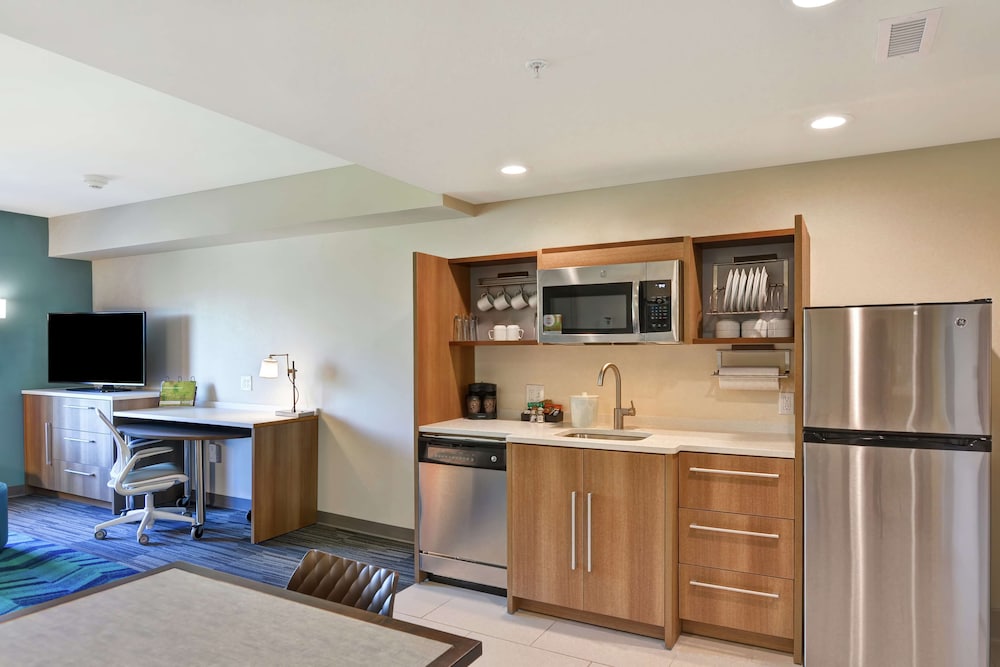 Suite, 1 King Bed, Accessible (Roll-In Shower) photo 3