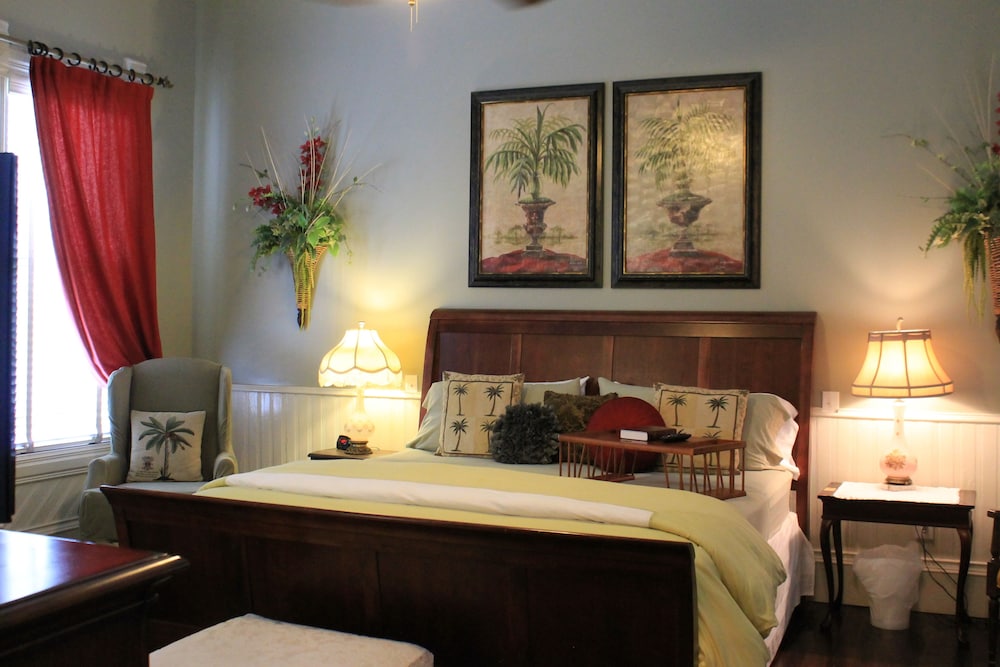 Suite, 1 King Bed, Private Bathroom, Garden View, Downstairs (Little Gem) photo 2