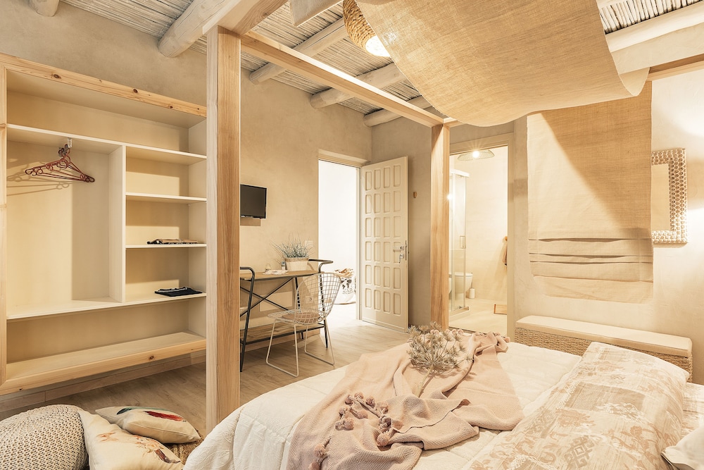 Standard Room, 1 Queen Bed photo 3