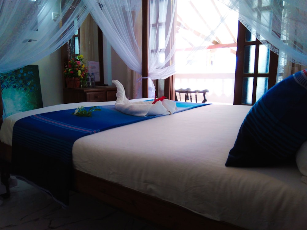 Standard Doppelzimmer, Kühlschrank, Poolblick