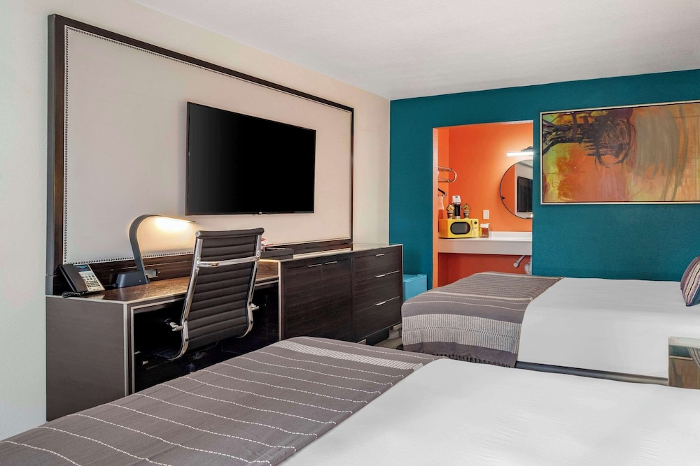 Standard Room, 2 Queen Beds, Non Smoking - Photo 1