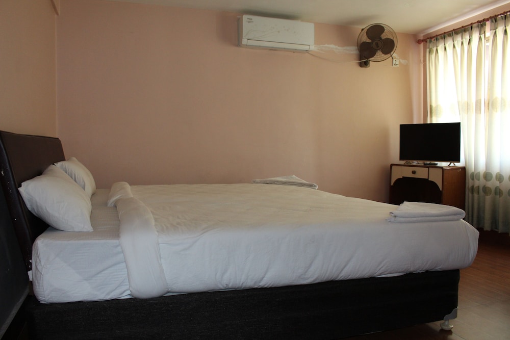 Deluxe Double Room, 2 Twin Beds, Smoking, City View