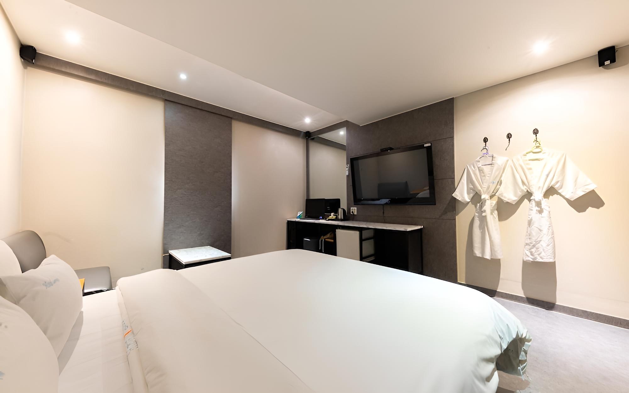 Room (Standard (Netflix and Apple TV King B) - Photo 3