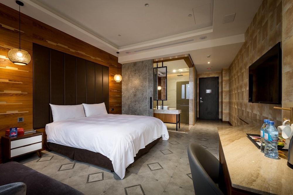 Business Suite (Consecutive night 11 pm check-out required) photo 1