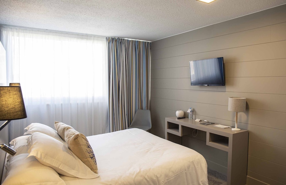Comfort Room, port side - Photo 3
