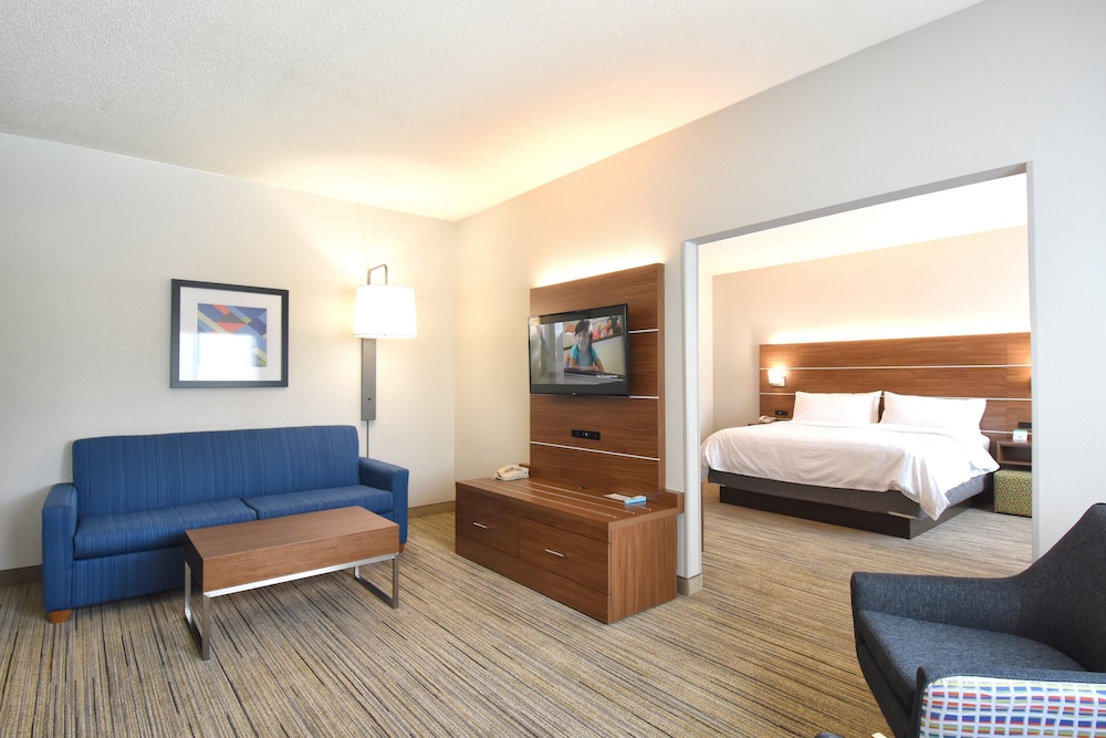 Suite, 1 King Bed (with Separate Living Area) photo 2