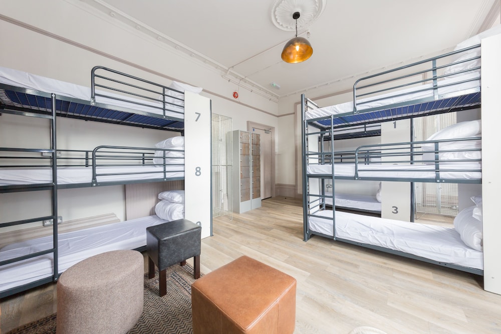 Private 6 Bedded Room photo 1