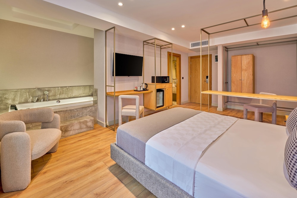 Deluxe Room, Jetted Tub
