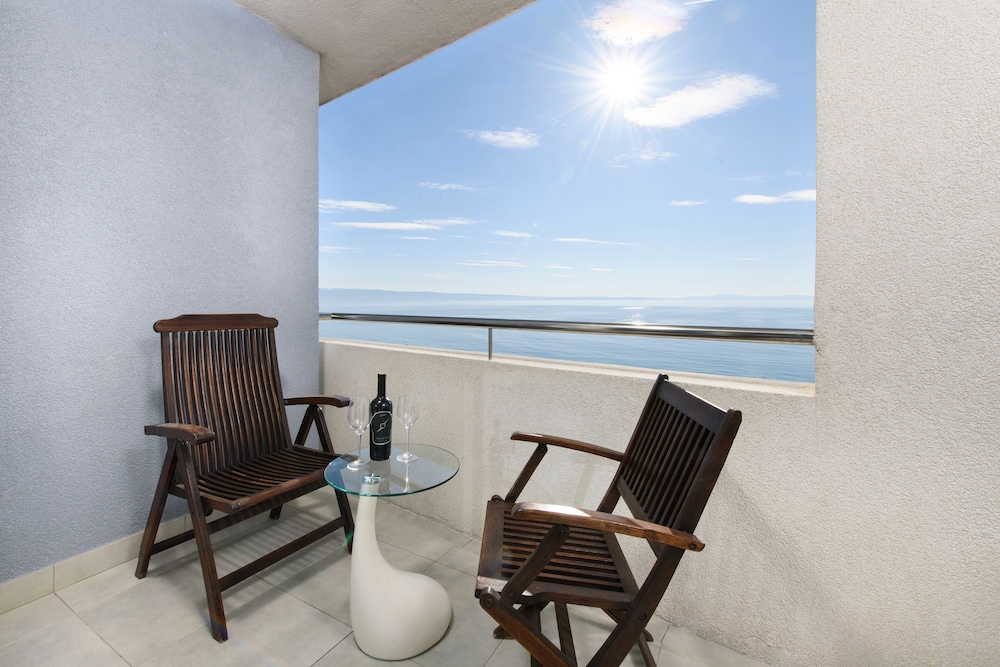 Deluxe Triple Room, Balcony, Sea View - Photo 4