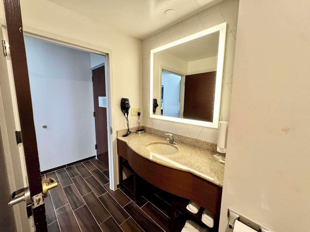 Suite, 1 Queen Bed with Sofa bed, Accessible, Kitchen (Non Smoking) - Photo 4