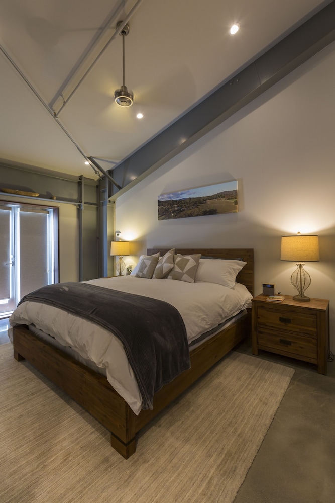 Deluxe Room, 1 King Bed, Non Smoking - Photo 8
