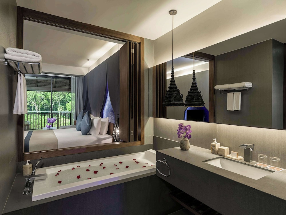 Deluxe Room, Pool View, 1 King Bed & 1 Sofa Bed - Photo 9