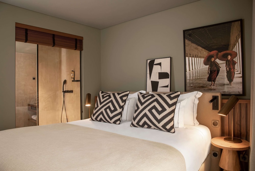 Standard Room, 1 King Bed, Non Smoking - Photo 1