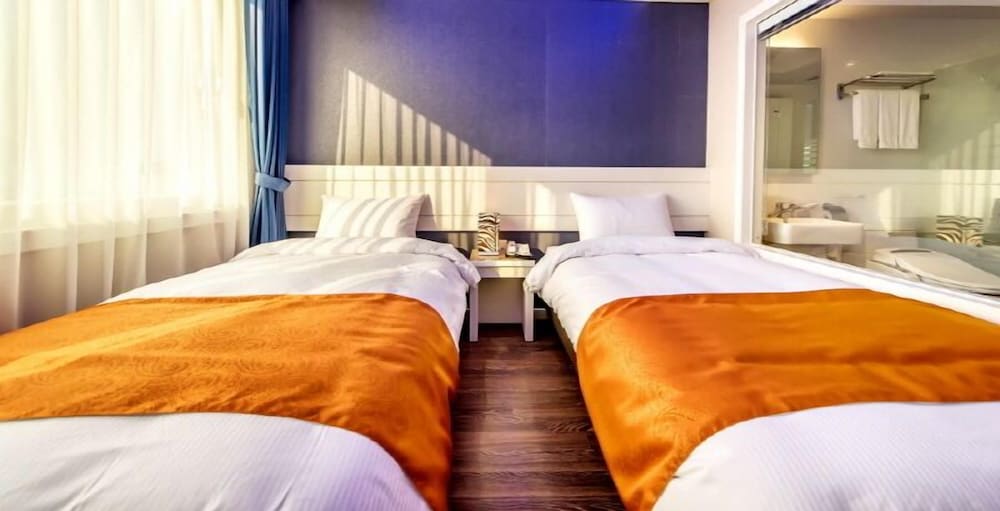 Standard Twin Room - Photo 3