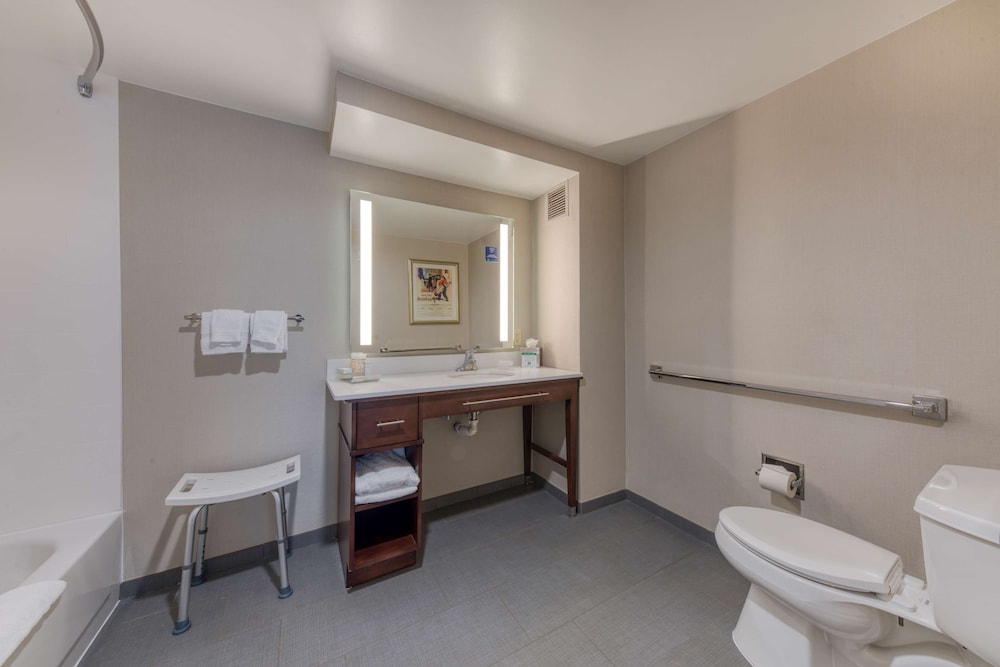Suite, 2 Queen Beds, Non Smoking (Accessible Bathtub) - Photo 6