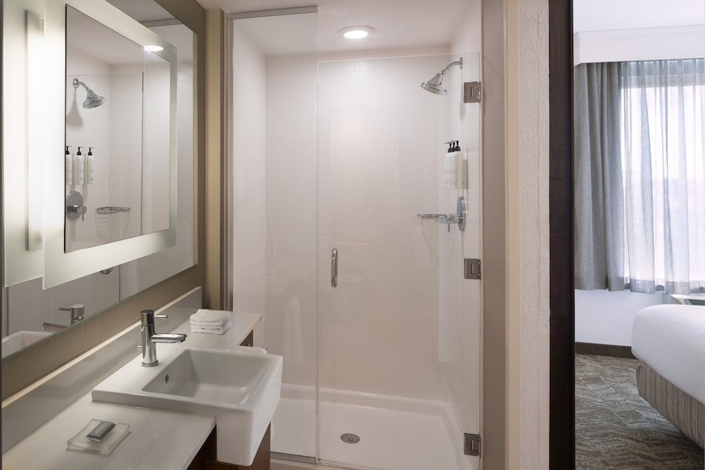 Suite, Multiple Beds thumbnail 6