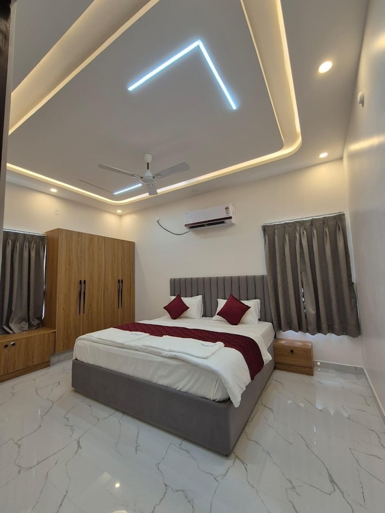 Luxury Studio Suite, Balcony, Hill View
