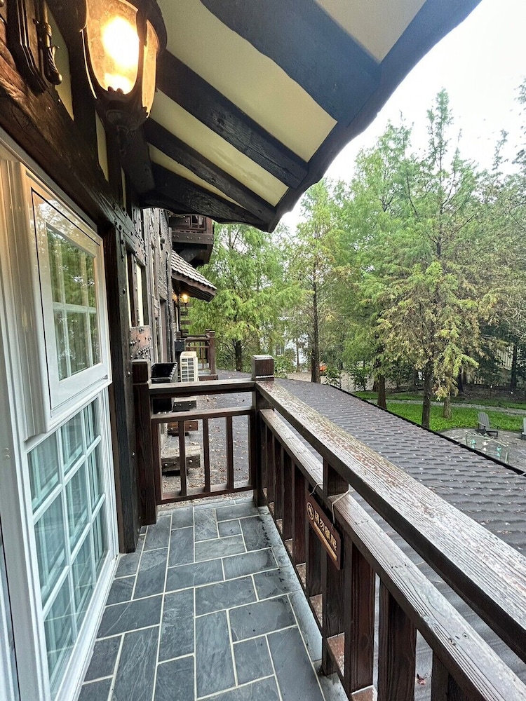 Classic Double Room, 1 Queen Bed, Non Smoking, Mountain View photo 2