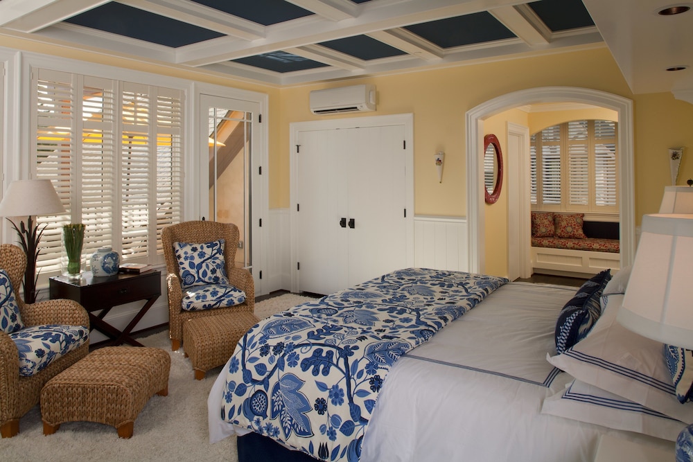 Luxury Suite, 1 King Bed, Balcony, Partial Sea View (Pet Friendly)