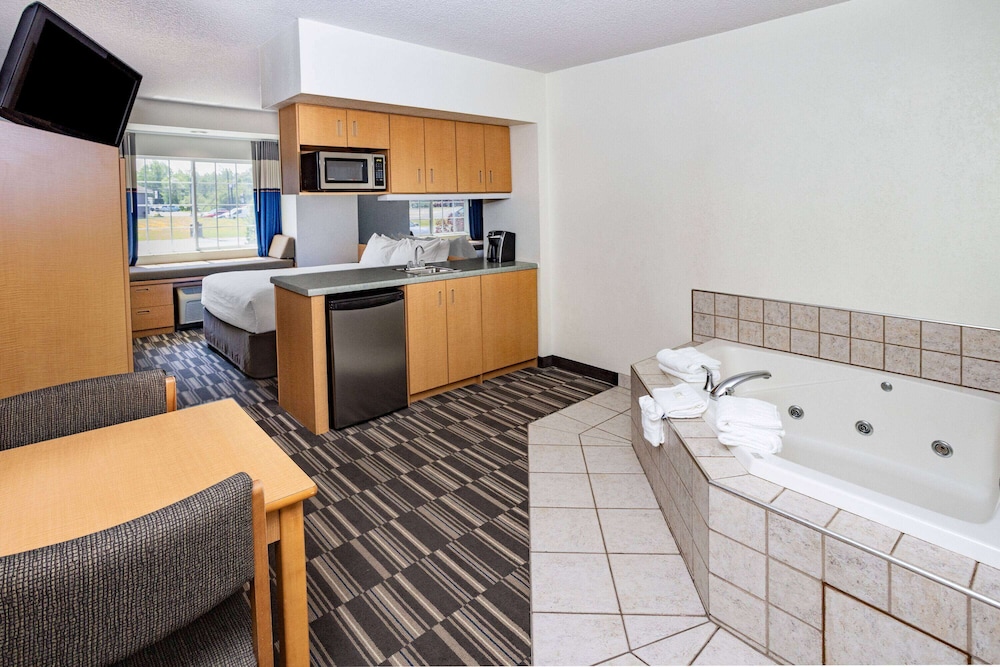 Deluxe Studio Suite, 1 Queen Bed, Non Smoking photo 1