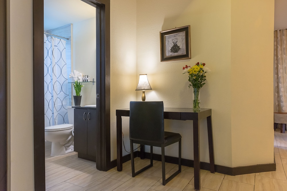 Two Bedroom Queen Suite - Photo 11