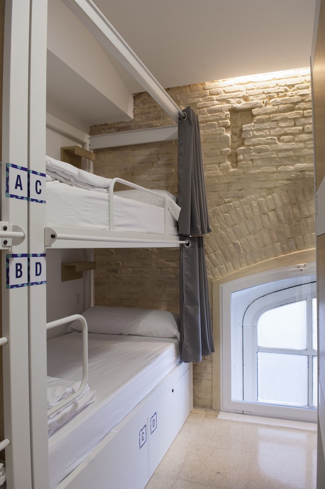 Dormitorio compartido, solo mujeres, baño compartido (16 personas)