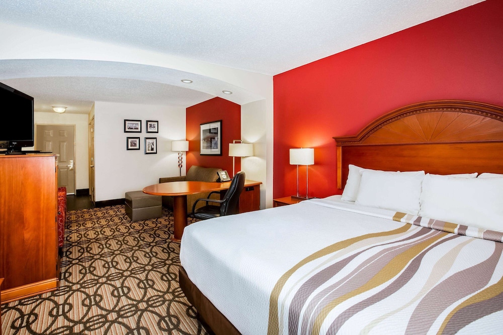 Room, 1 King Bed - Photo 3