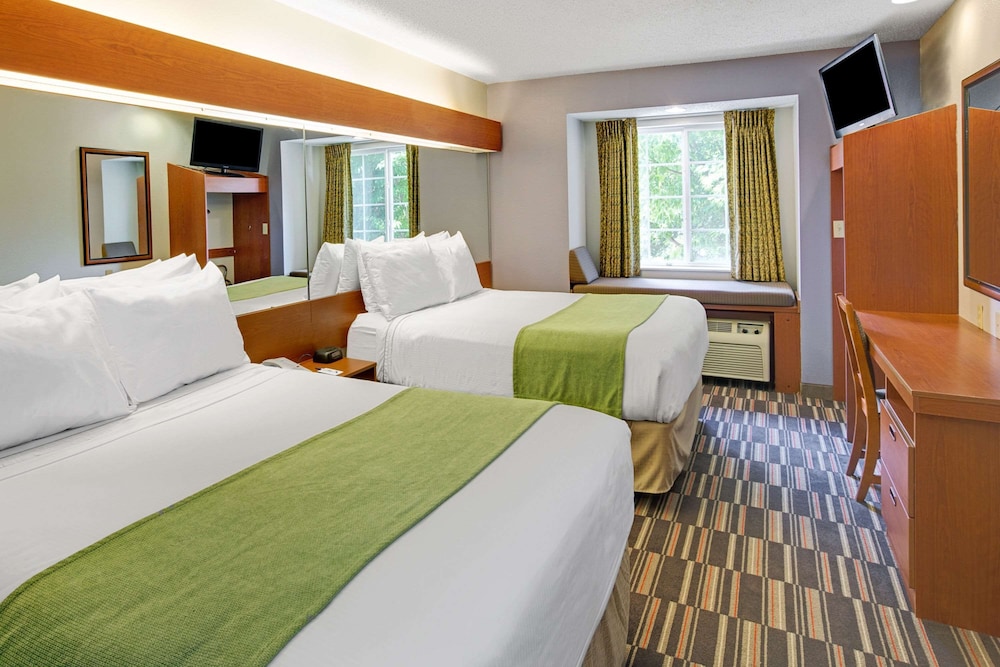 Room, 2 Queen Beds, Non Smoking, Ground Floor - Photo 1