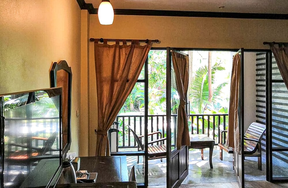 Deluxe Room with Garden View - Photo 8