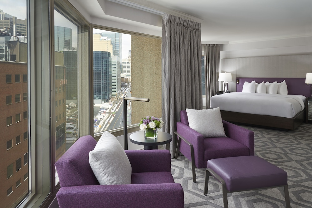 Junior Suite, 1 King Bed (Lake Ontario View)